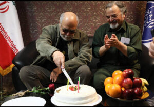 اکبر زنجانپور شمع تولد ۷۸ سالگی‌اش را فوت کرد