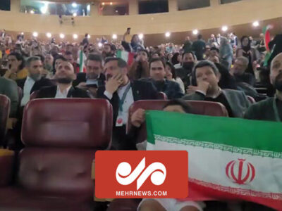 شادی وزیر ارشاد و سخنگوی دولت در برج میلاد هنگام گل دوم ایران